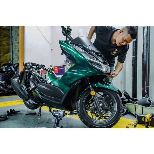 Dán đổi màu ngọc lục bảo siêu đẹp cho HONDA PCX